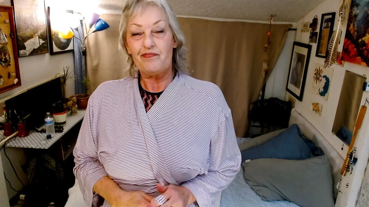 1467 Seducing the new neighbor from GILF extraordinaire DawnSkye1962