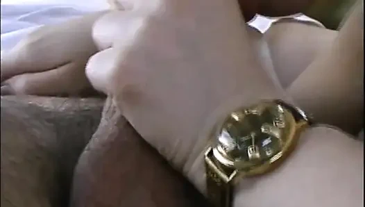 Возбужденную молодую девушку с волосатой киской трахнули в машине и кончили на огромные сиськи от большого члена в любительском видео