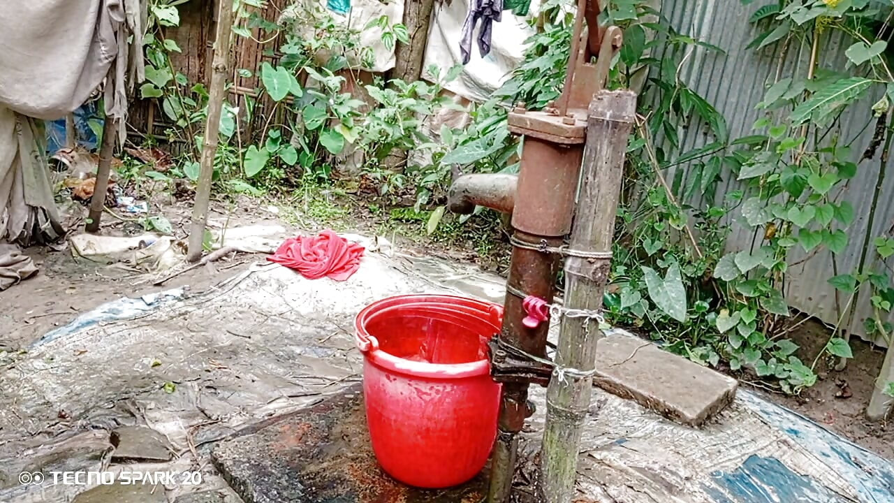 Освіжаюча ванна на відкритому повітрі на відкритому полі