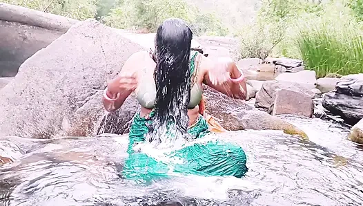 İpek teyze şelalede açık havada banyo seksi Telugu edepsiz konuşuyor.