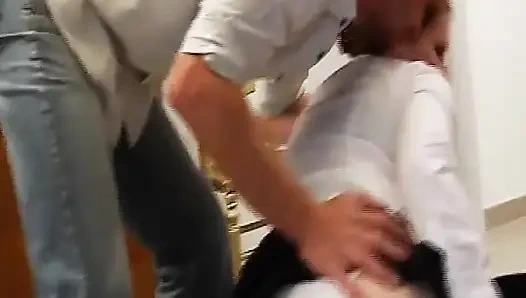 İki Fransız sürtük dörtlü sekste birlikte sikiliyor