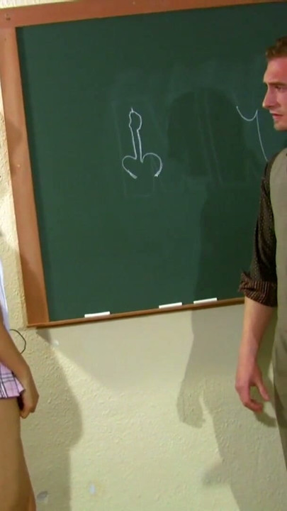 Die Schuelerin hatte schon ommer ein Auge auf den versauten Lehrer | Clip 1