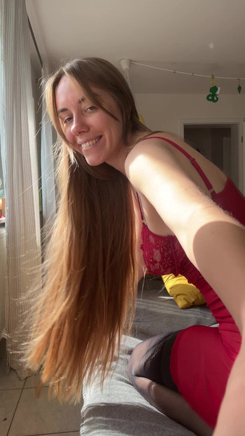 Κόκκινη φούστα και σέξι κάλτσες 💋