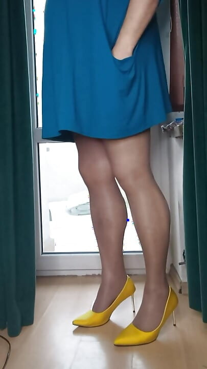 Váy ngắn và giày cao gót
