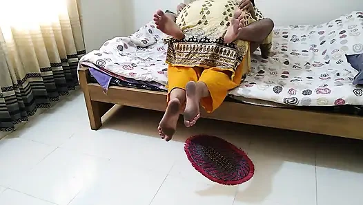 Сексуальная милфа дези скачет на члене своего пасынка