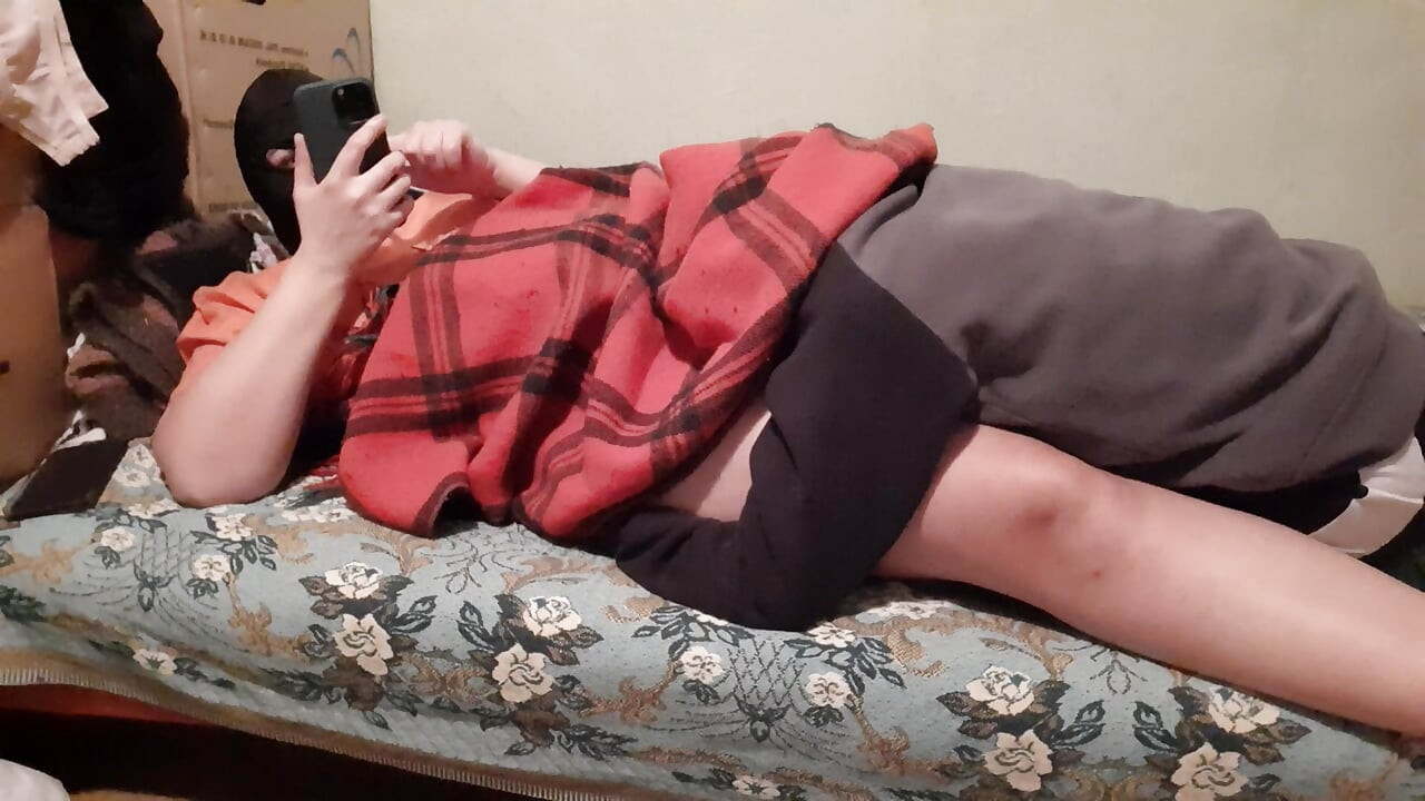 Când iubita mea îmi linge pizda, mă uit la videoclipuri porno pentru a ejacula mai repede în gura ei