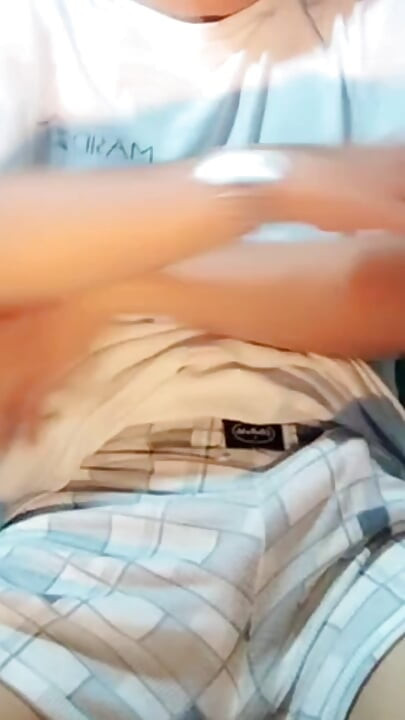 eu mă masturbez în timp ce mă uit la porno