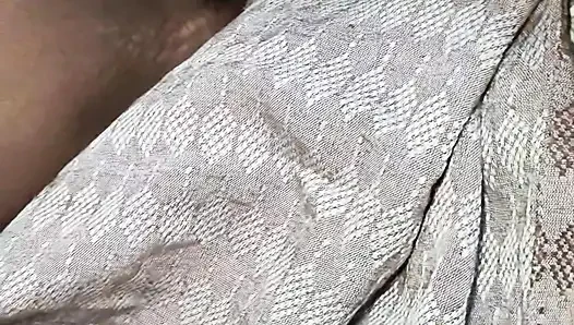 Istri bermain dengan wortel