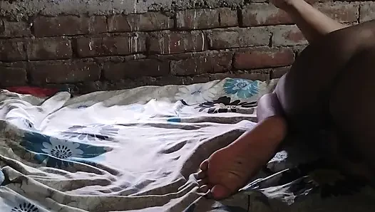 Sexy desi bhabhi ko din me thukai