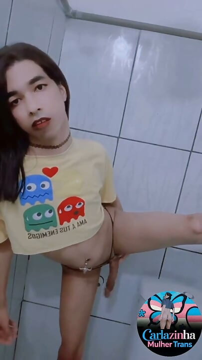 小姐调皮的卡拉齐尼亚裸体跪着, 脸上要精液