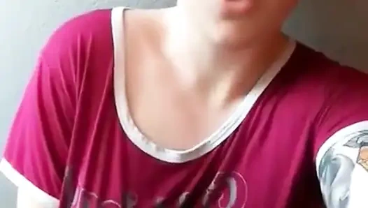 Si rambut merah bugar menggosok klitorisnya yang besar dan muncrat keras sebelum mandi