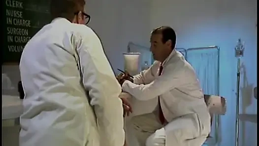 Mükemmel memeli olgun hatun tatlı amcığını yalatıyor ve deliniyor