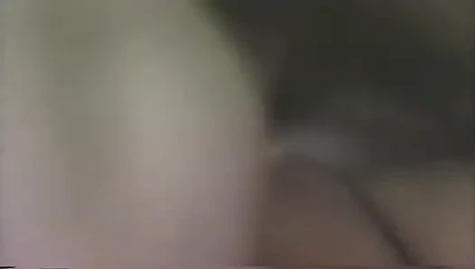 Sıska sarışın bebek parmaklanıyor ve patlamalı orgazm oluyor