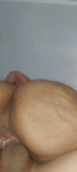 바네시냐는 소파에서 내 위에 앉아 달콤한 정액으로 흠뻑 젖었어