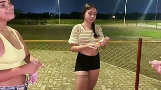 follo con mi amiga despues de comer helado en el parque