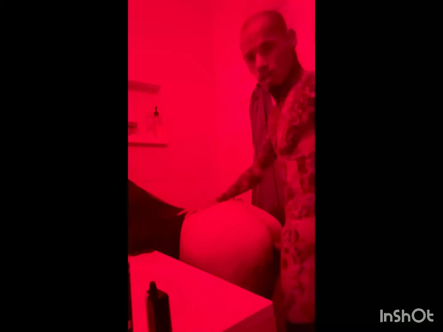 Šukání mé přítelkyně nejlepší kamarádky v koupelně