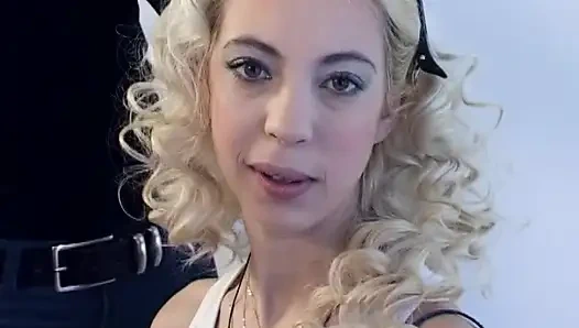 Sevimli latin sarışın Sindy makyajını iki büyük yaraktan ateşli dölle mahvediyor