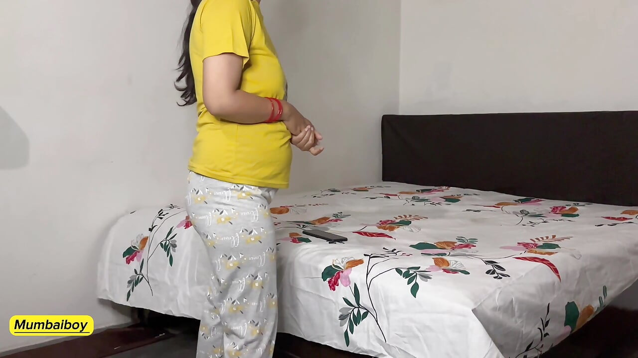 Desi Bhabhi the delivery boy to change clothes in front of her hindi viral video