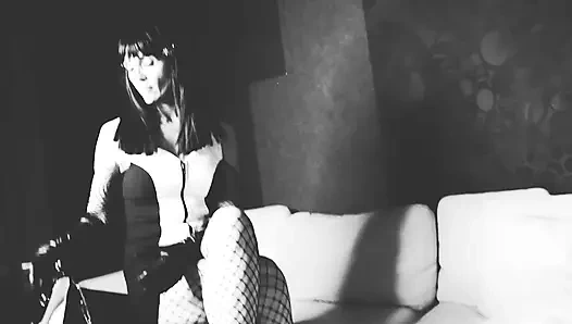 Fetish kaki dominatrix dewi hitam dan putih sepatu hak tinggi panas dewi brunette milf femdom bdsm kink