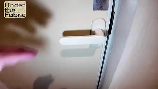 Sansürsüz şıklık, saf tip güzellik her arzusunu kabul ediyor, kıyafet oyununda bakış açısı sakso, yakın temas yüz çekimiyle bitiyor