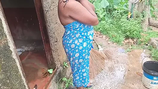 Ateşli üvey anne açık havada banyo yapıyor
