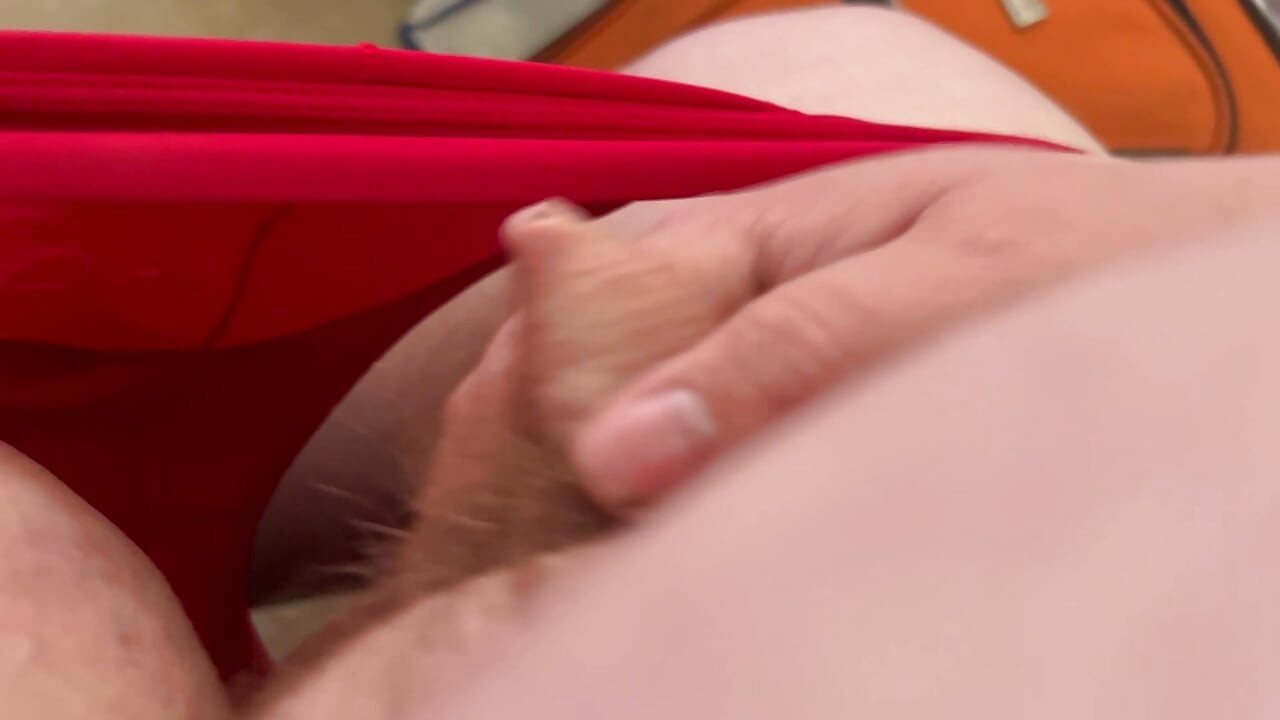 Me corro en mi tanga roja