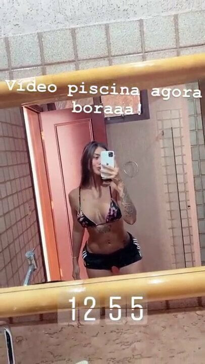 Ana putana mostra barriguinha