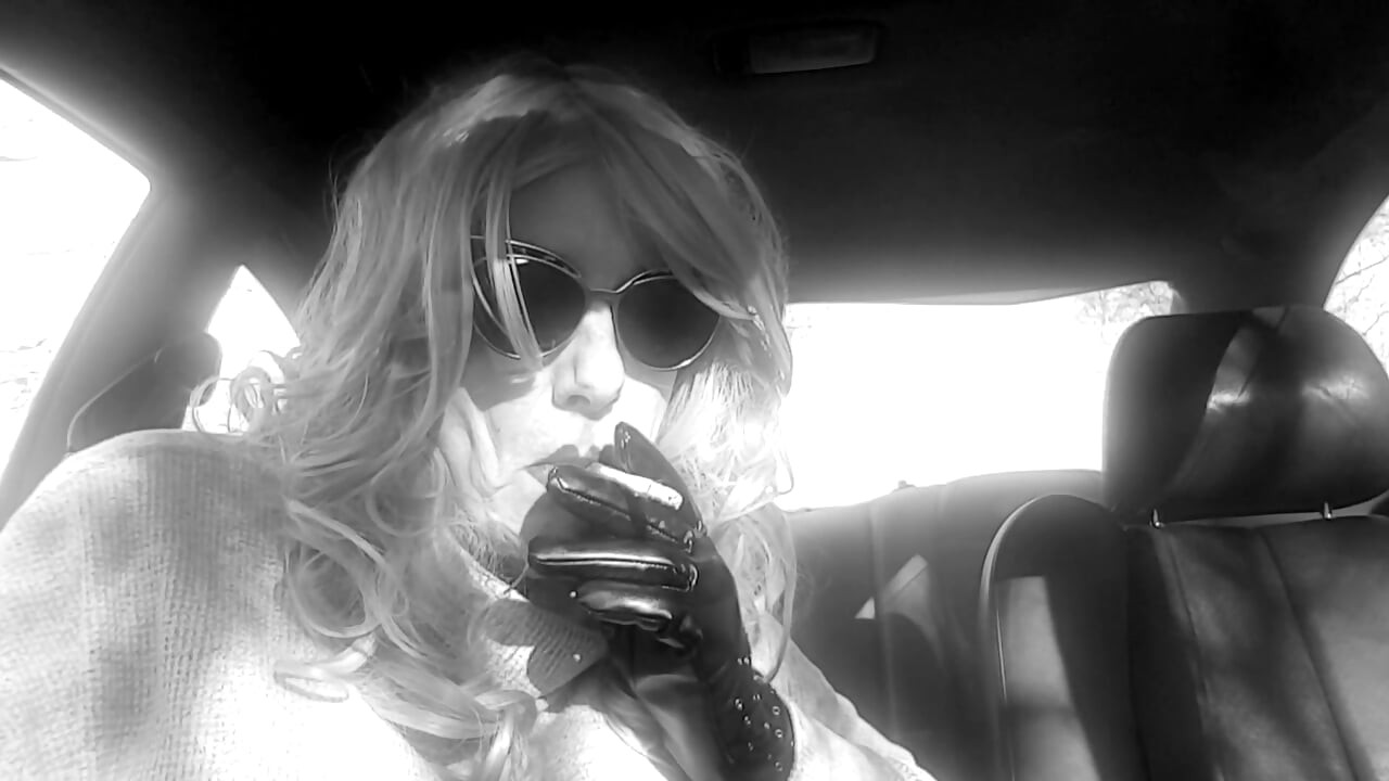 MATURE CD BLONDE SMOKING VS 120s AND APPLYING RED LIPSTICK