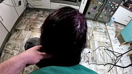 Bornoz orta yaşlı seksi kadın saç kurutuyor ve saçıma boşalarak sakso çekiyor