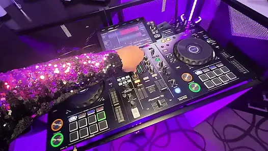 Götüme boşalana kadar ateşli dj'lerin yarağına biniyorum
