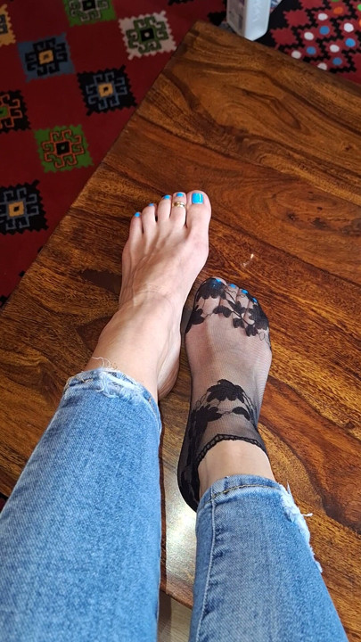 Pantalones de mezclilla con uñas azules
