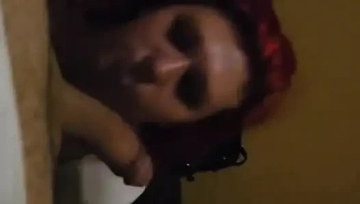 Tombul orta yaşlı seksi kadın şişman bir yarağı emiyor ve her yerine salya akıtıyor