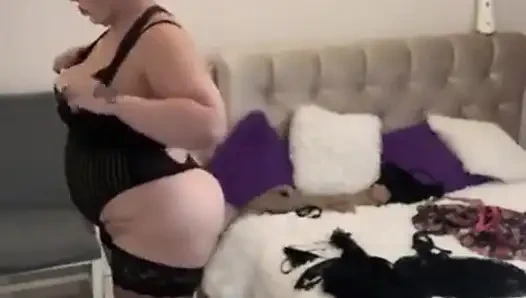 Ganti baju seksi dengan baju seksi
