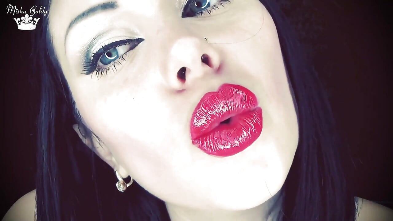 Meus beijos vermelhos fazem você gozar na minha cara no clipe! Mas isso nunca vai acontecer na vida real, maricas garoto!