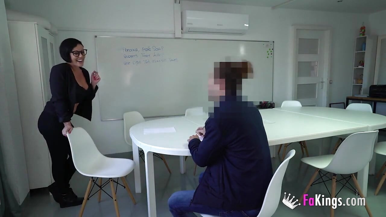 "Comment sortir avec une prof MILF ! Une MILF espagnole amateur séduit son élève"