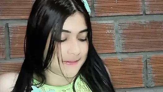 Üvey annenize doğru elbiseyi seçmesinde yardım edin, o da içine boşalmanıza izin verir
