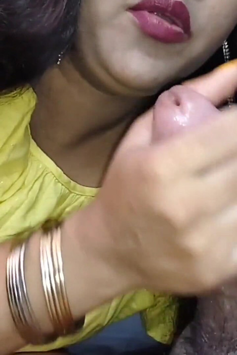 sauteli bahan apne sautele bhaee ko achaanak sauteli mammi ko kamre men ghusne men madad karti hai