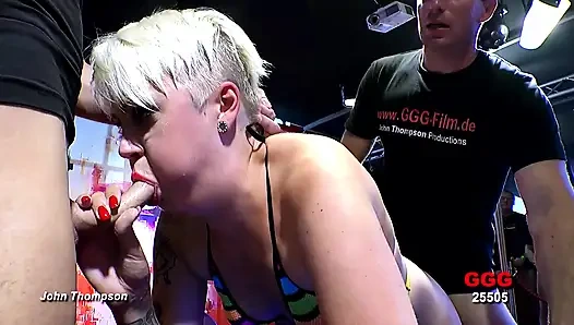 Sarışın Pixie bomba gibi aç adamlar tarafından grup seks yapıyor