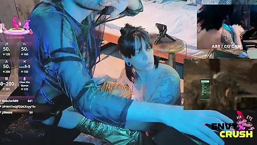 Fileli oyuncu kız dizlerinin üstüne çıkıyor