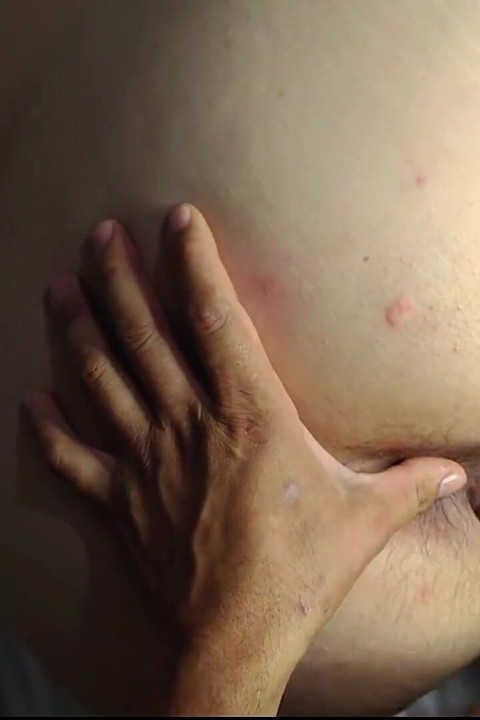 ホットで大きなお尻の継娘が継父のチンコを愛している