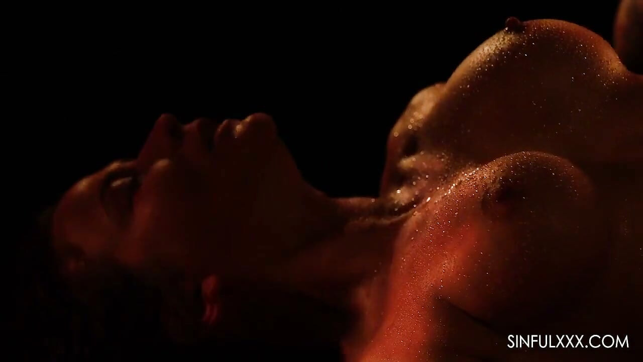 สาวนมใหญ่เย็ดตูดลึกโดย Sinfulxxx