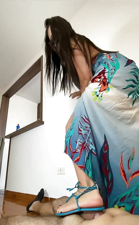 Coup de bite 7 - la déesse Kiffa dans des sandales sexy en schutz bleu 7