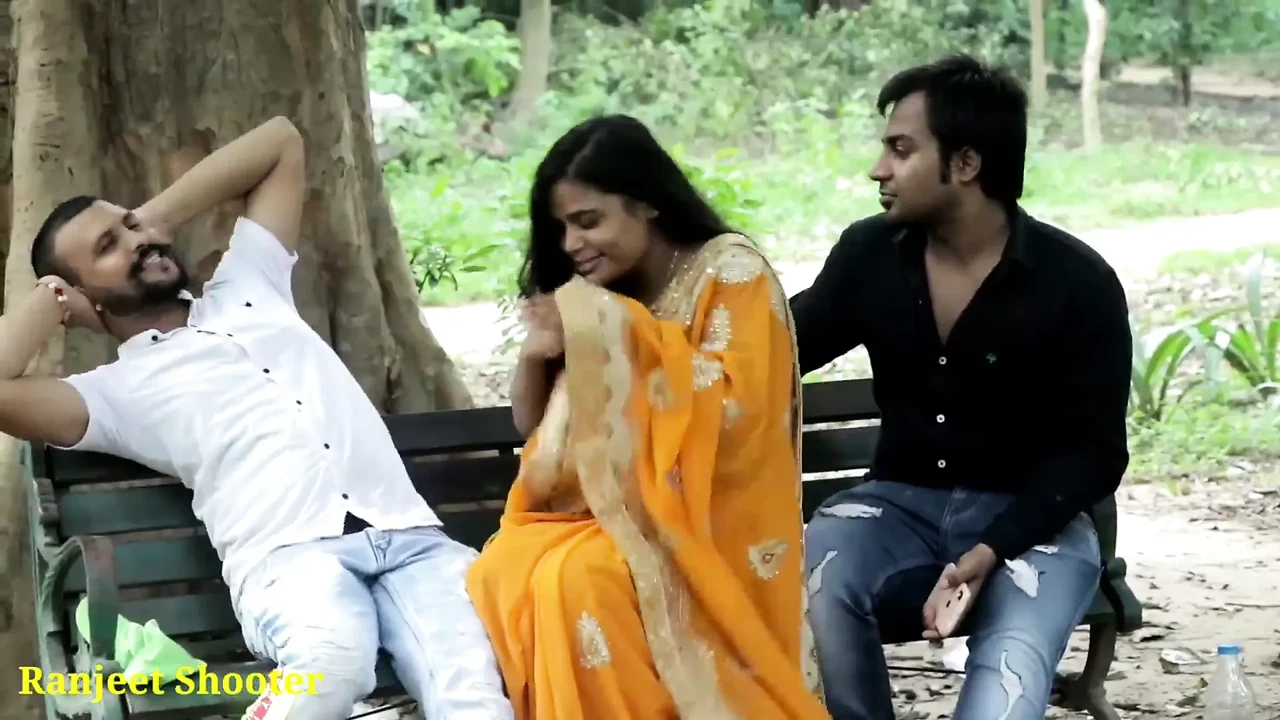 Indian Hot Kissing - Girlfriend with Boyfriend, Prank in Saree