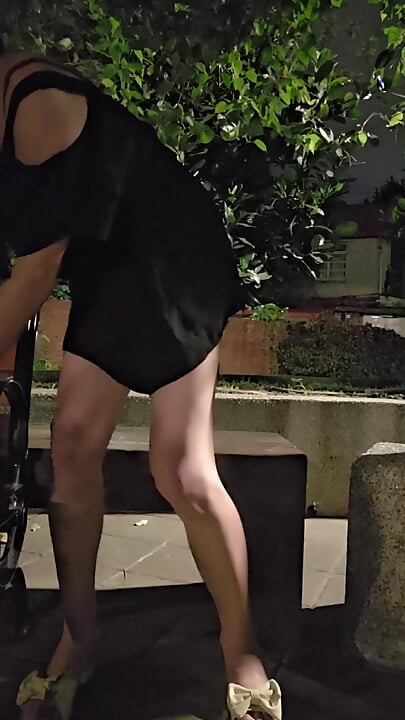 Das süße Pseudo-Mädchen Tingxuan reitet draußen auf zwei Dildos