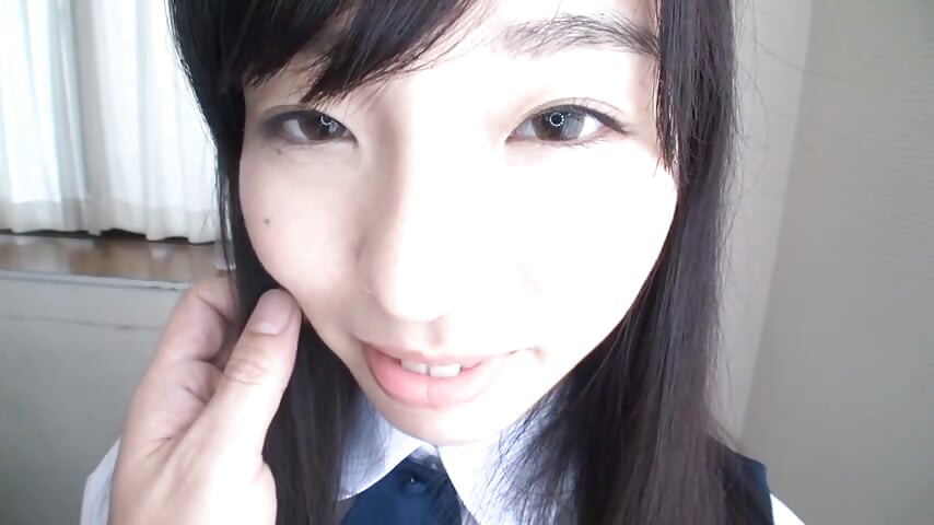 Dojrzały mężczyzna spotyka uroczą piękność w mundurze.