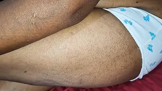 Asyalı evli kadın ev yapımı video çekiyor