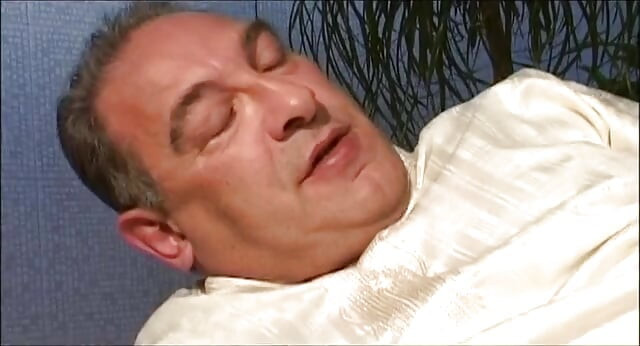 Blondynka daje soczyste lodzik staremu, ale zawsze brudnego Roberto Malone
