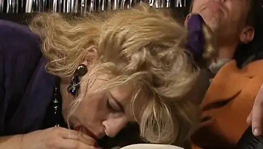 Sarışın Alman güzel ateşli üçlü grup seks yapıyor