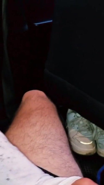 Круїзний трах фембоя на шосе, до мене підійшов незнайомець і трахнув мене в машину, сперма в мою дупу | Кліп 1