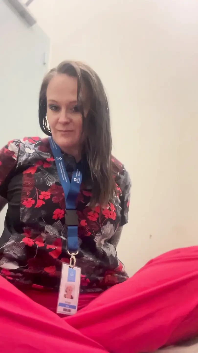 Y tá hư hỏng phun nước trong nhà vệ sinh công cộng